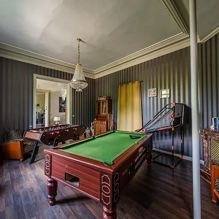 Chateau Le Grand Bus